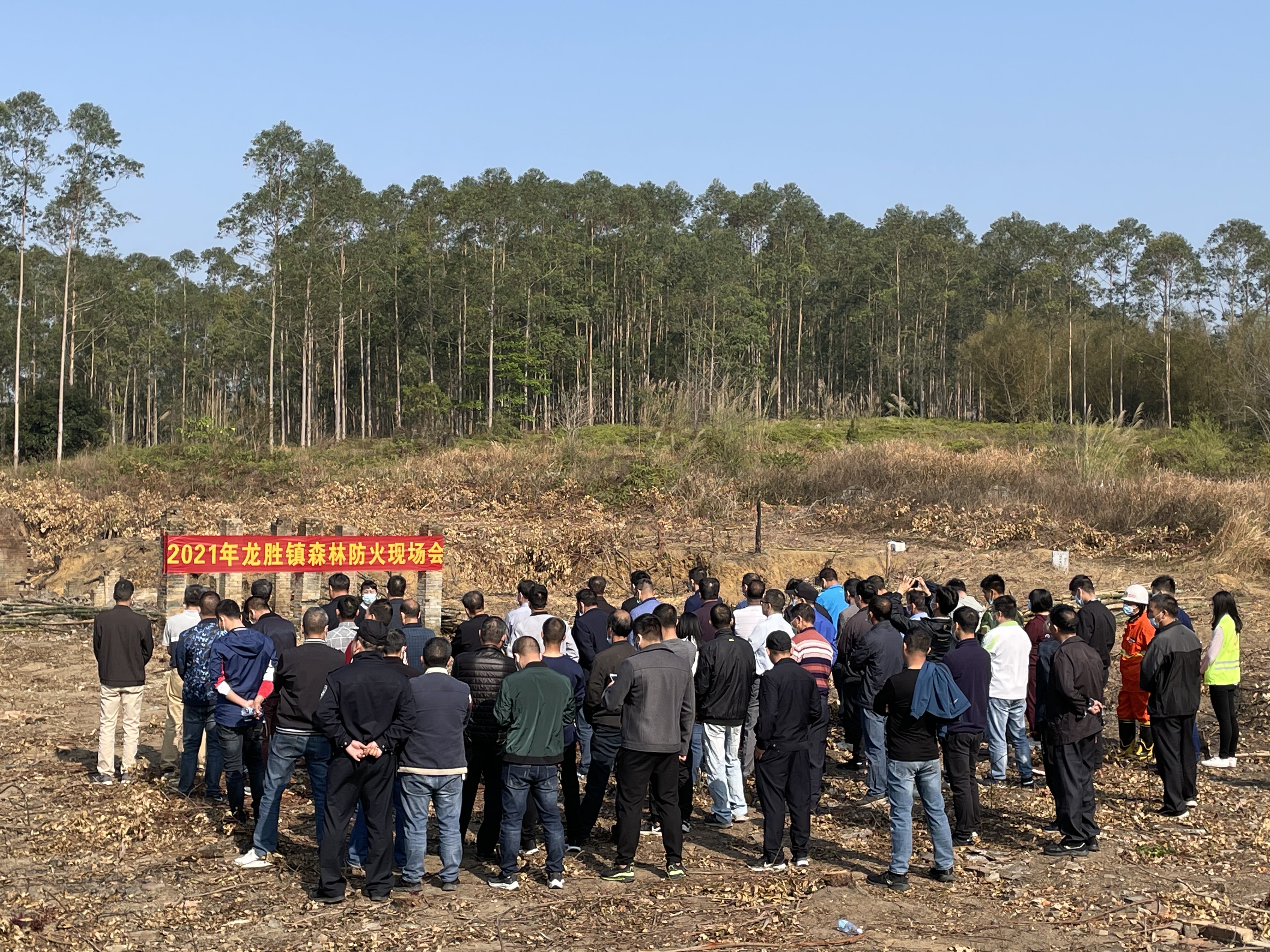 2月20日，龍勝鎮(zhèn)在西杰村委會(huì)廣興村召開2021年森林防火工作現(xiàn)場(chǎng)會(huì).jpg