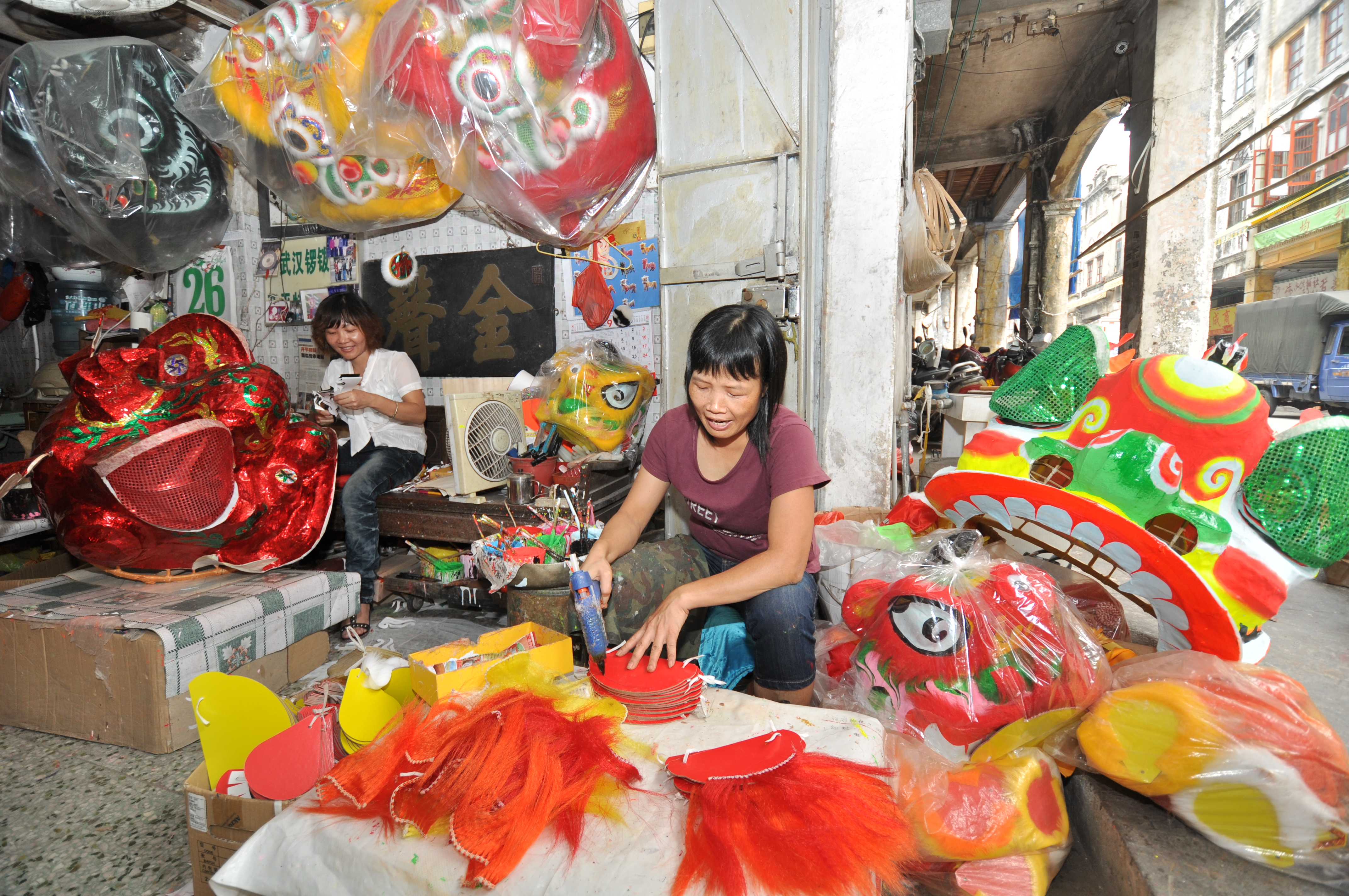 獅頭制作（開平市文廣旅體局供圖）.jpg